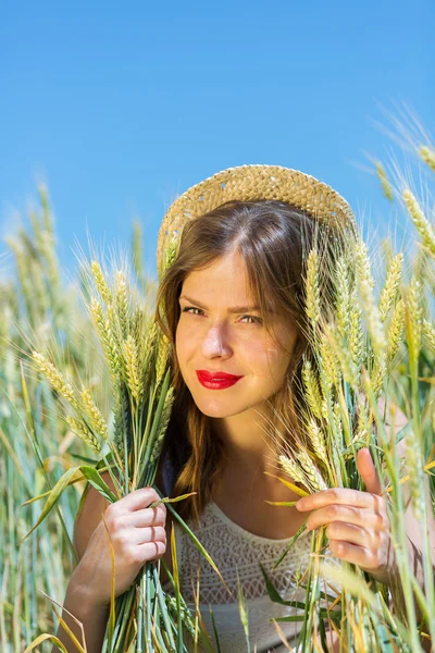 Happy girl in the summer field — ストック写真