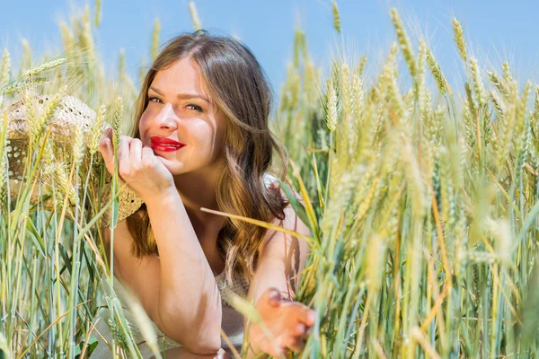 Happy girl in the summer field — Stockfoto