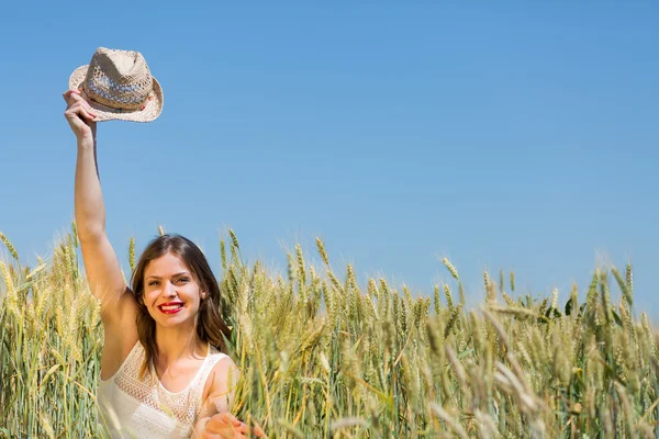 Happy girl in the summer field — Stockfoto