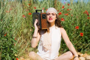 Yaz tarlasında güzel bir kız