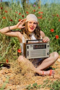 Yaz tarlasında güzel bir kız