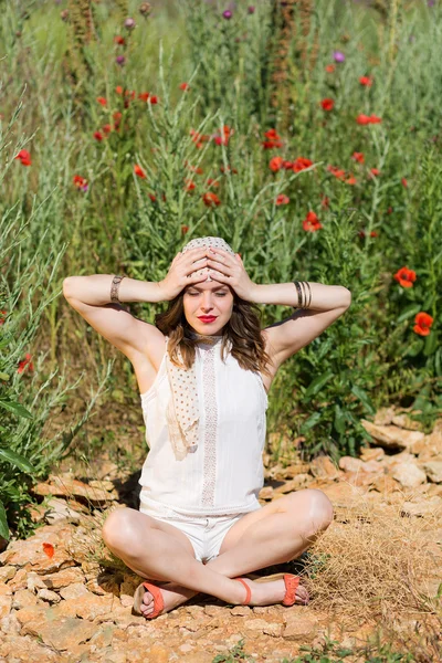 Schönes Mädchen in einem Sommerfeld — Stockfoto