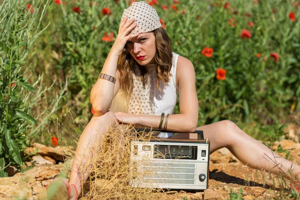 Menina bonita em um campo de verão — Fotografia de Stock