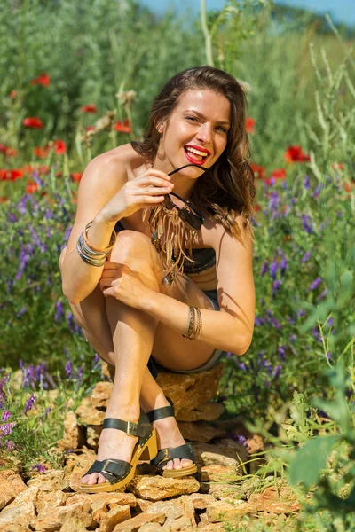 Hermosa chica en un campo de verano —  Fotos de Stock