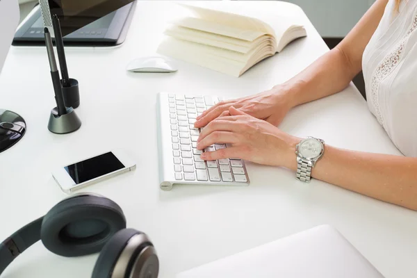 Lavorare in ufficio — Foto Stock