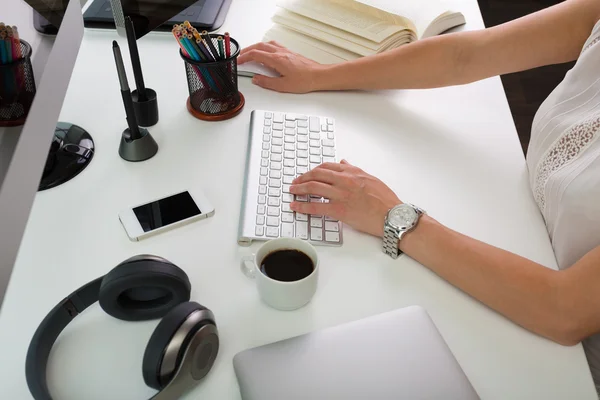 Trabalhando no escritório — Fotografia de Stock