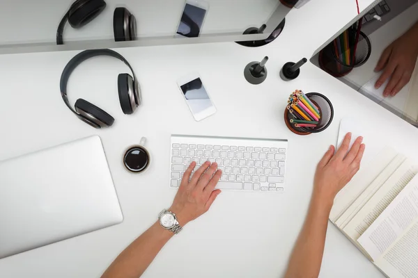 Lavorare in ufficio — Foto Stock