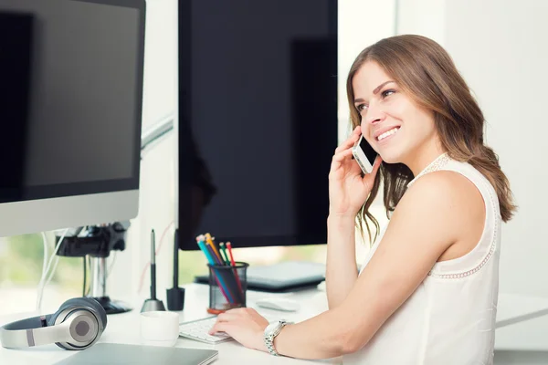 Woman working in the office — Stock Photo, Image