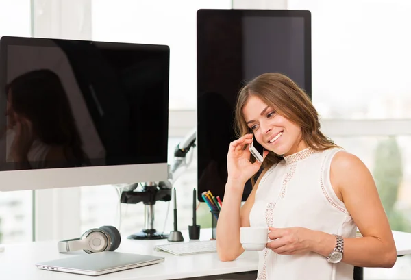 Femme travaillant dans le bureau — Photo