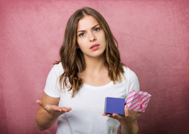 Hediye kutusu olan güzel bir kız.