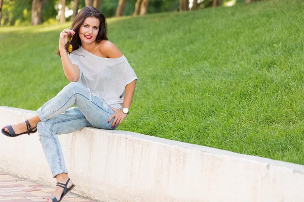 Menina feliz no parque — Fotografia de Stock