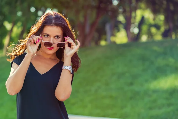 Jovem mulher elegante — Fotografia de Stock