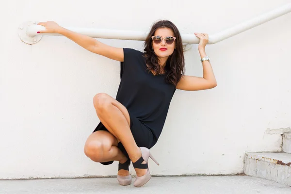 Jovem mulher elegante — Fotografia de Stock