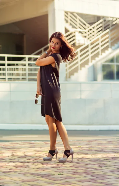 Jovem mulher elegante — Fotografia de Stock