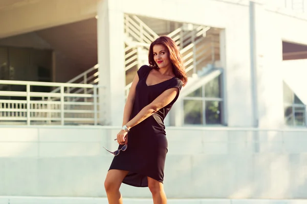 Jovem mulher elegante — Fotografia de Stock