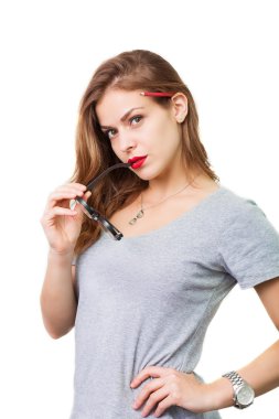 Okuma gözlüğü ile çekici kadın