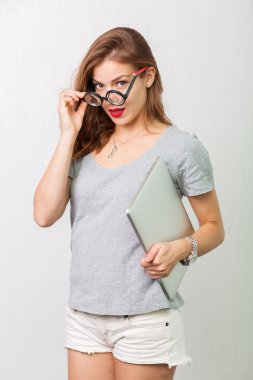 Okuma gözlüğü ile çekici kadın