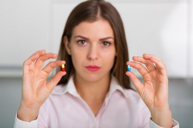 Bir kutu hap ile güzel kadın