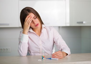 Bir kutu hap ile güzel kadın