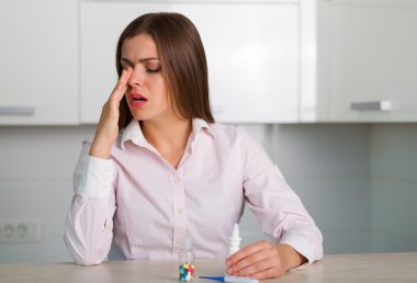 Bir baş ağrısı ile güzel kadın