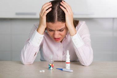 Bir kutu hap ile güzel kadın