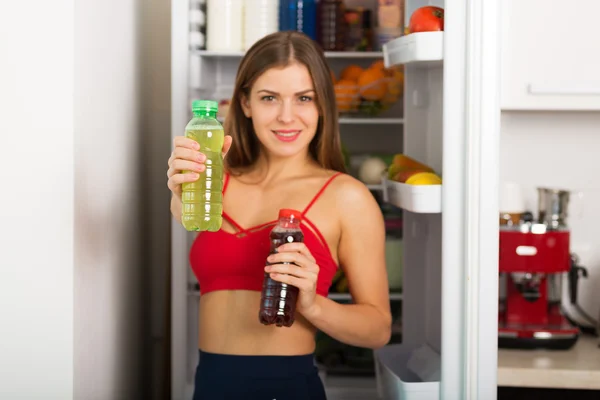 冷蔵庫の中でスポーティな女性 — ストック写真