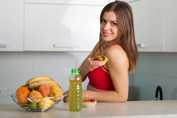 Frau mit Kirsche und Kuchen — Stockfoto