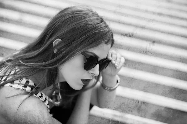 Mujer en las escaleras — Foto de Stock