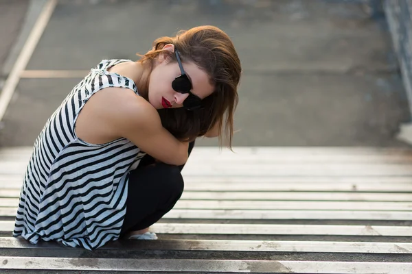 Mujer en las escaleras — Foto de Stock