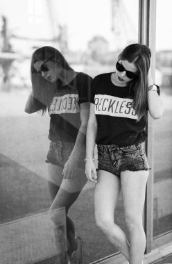 Şehirde güzel bir kız.