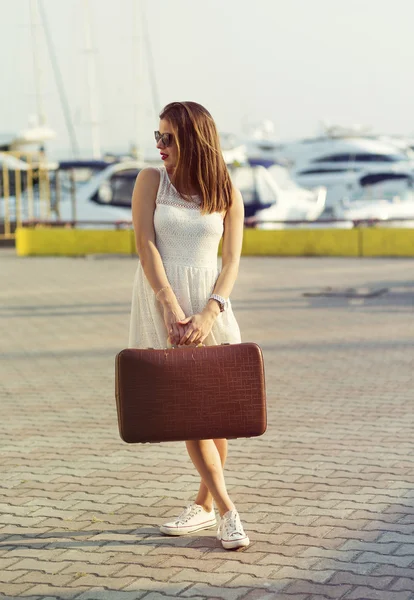 Jeune femme prête pour la croisière en mer — Photo