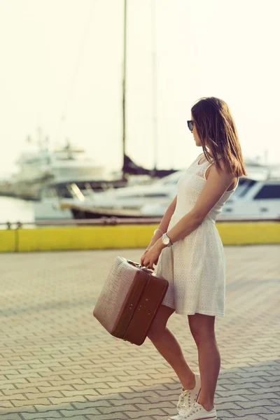 Jovem mulher pronta para cruzeiro marítimo — Fotografia de Stock