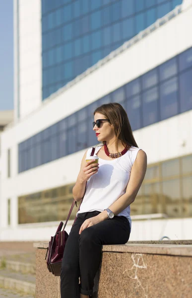 Mujer de negocios en la ciudad — Foto de Stock