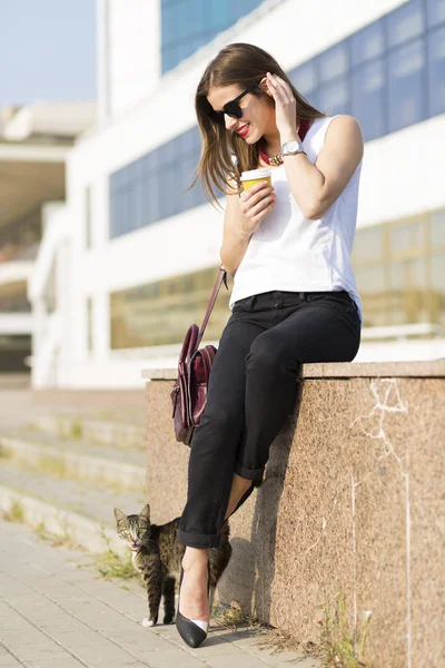 Mujer de negocios en la ciudad — Foto de Stock