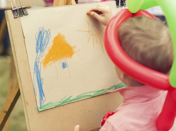 Child drawing a picture — Stock Photo, Image