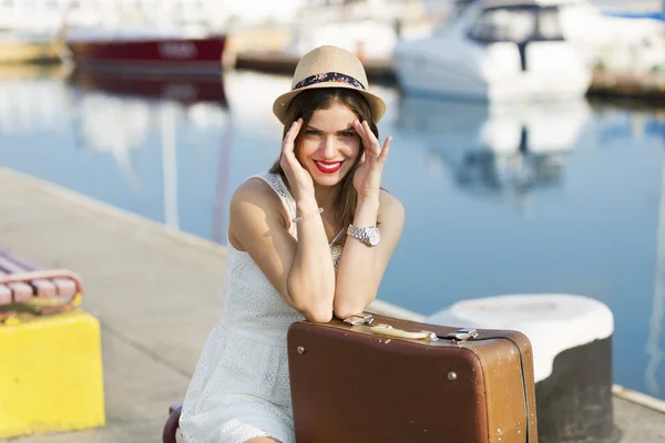 Jovem mulher pronta para cruzeiro marítimo — Fotografia de Stock