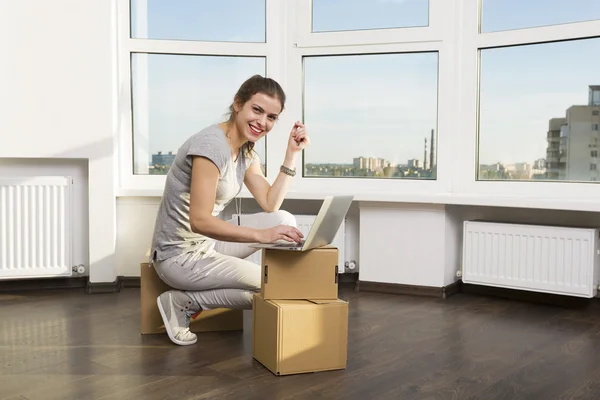 Rör sig i den nya lägenheten — Stockfoto