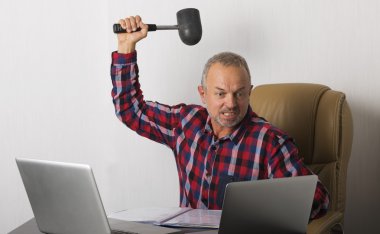 Kızgın adam dizüstü bilgisayar kilitleniyor