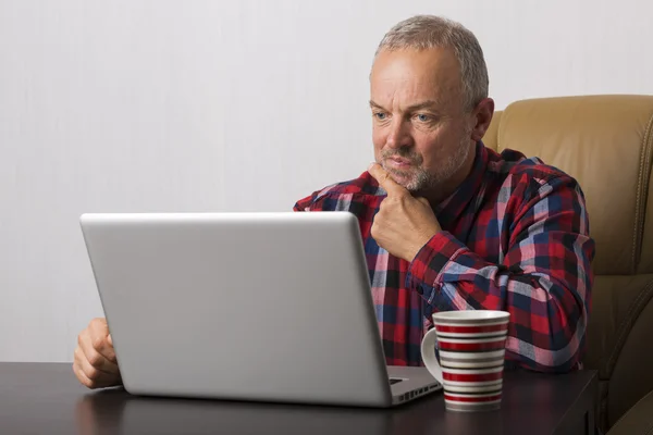 Man-on-a laptop — Stock Fotó