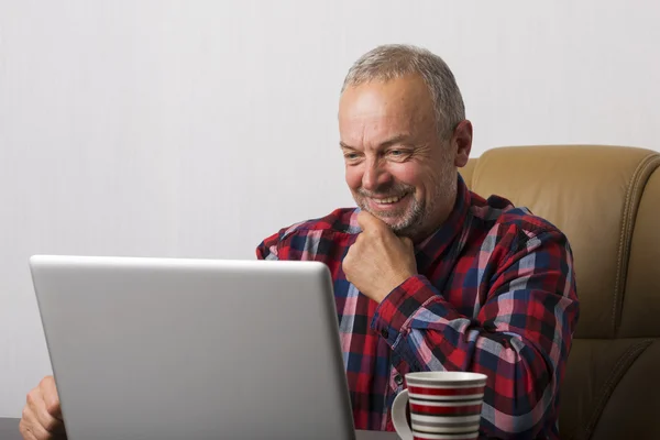 Man at the laptop — Stock Photo, Image