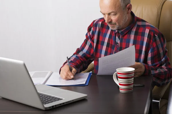 Man-on-a laptop — Stock Fotó