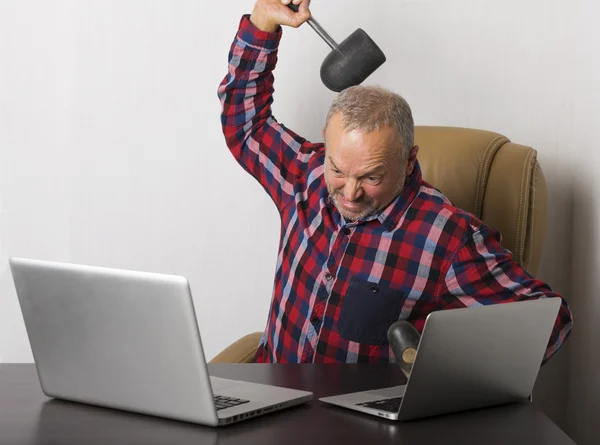 Злой человек разбивает ноутбук — стоковое фото