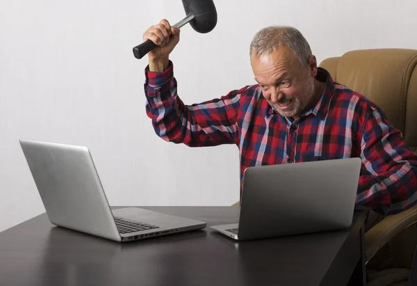 Homem zangado batendo laptop — Fotografia de Stock