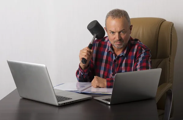 Homem zangado batendo laptop — Fotografia de Stock