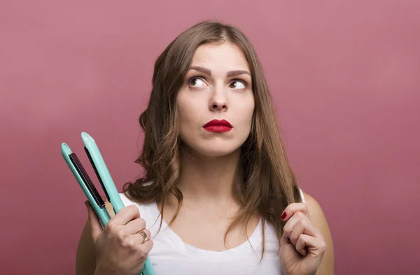 Frau stylt ihre Haare — Stockfoto