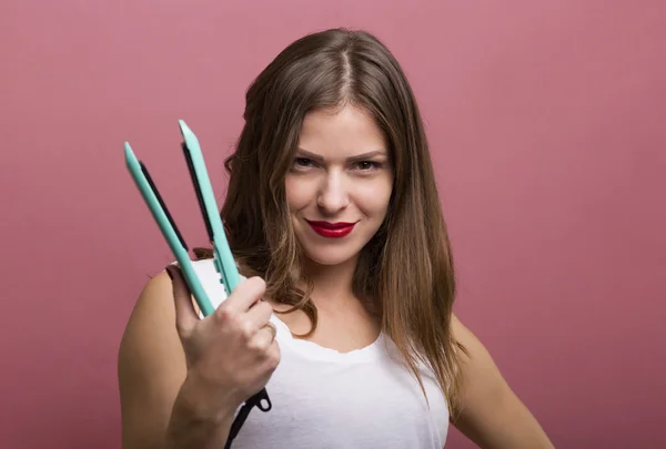 Mujer peinándose el pelo —  Fotos de Stock