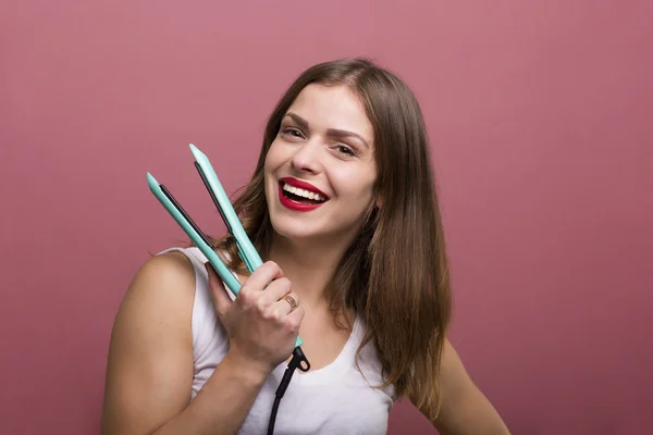 Vrouw styling haar haar — Stockfoto