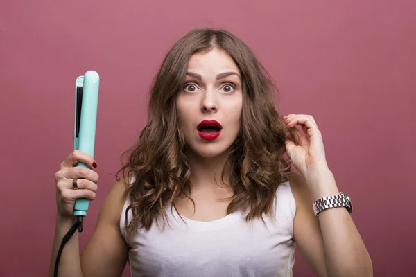 Woman styling her hair — Stock Photo, Image