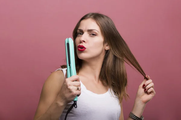 Woman styling her hair — Stock Photo, Image