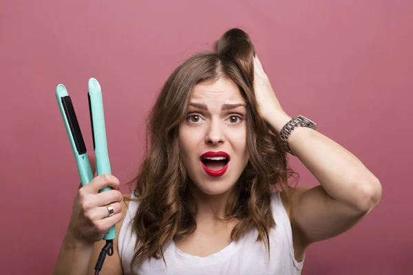 Žena styling ji vlasy — Stock fotografie
